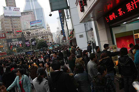 china_shanghai_sea_of_people_crowd_street