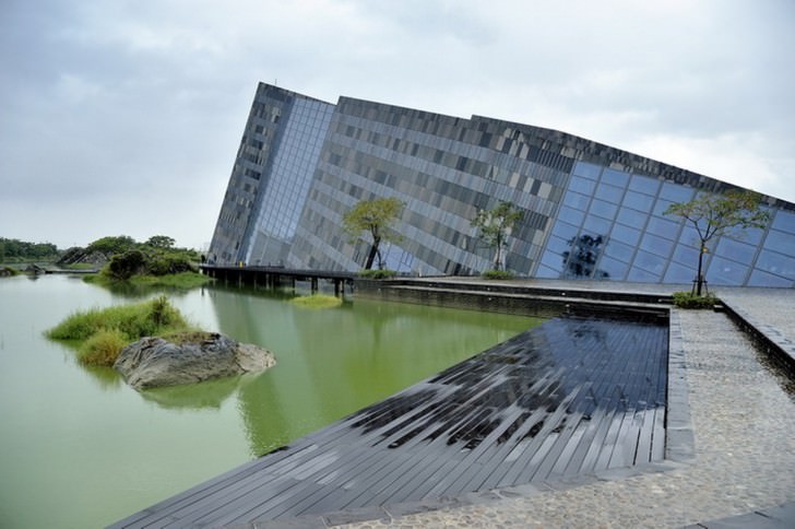 The building consists of interlacing solid and glass volumes Lanyang Museum Photography Jeffrey Cheng