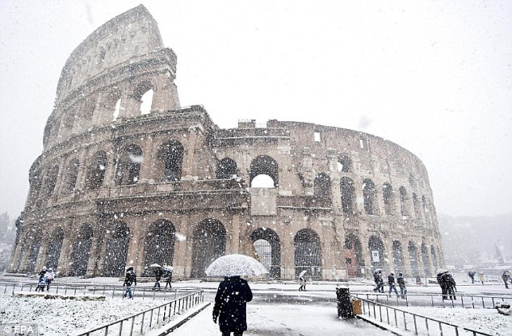 colloseum rome snow